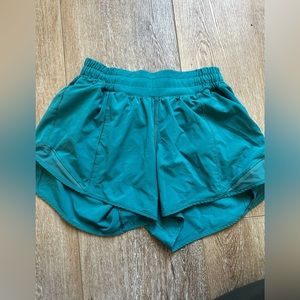 Lululemon Hotty Hot Low-Rise Lined Short 2.5" |